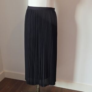 Aritzia Babaton Acclaim Black Midi Pleated Skirt